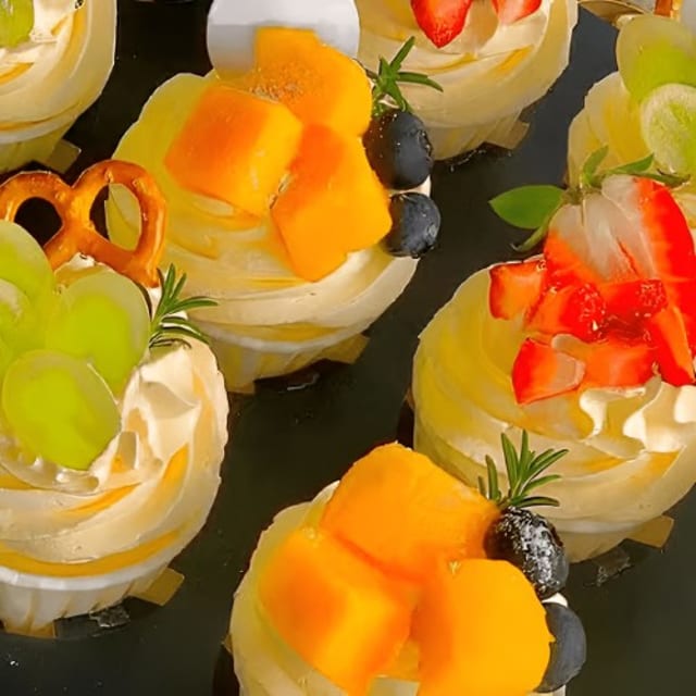 ⏰🎂 Fruits W/ Vanilla Cream Cupcake Box (香草水果纸杯蛋糕).
