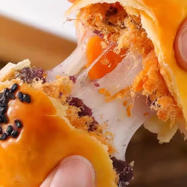 Pork Floss Eggyolk Puff Pastry Box (肉松麻薯蛋黄酥）.