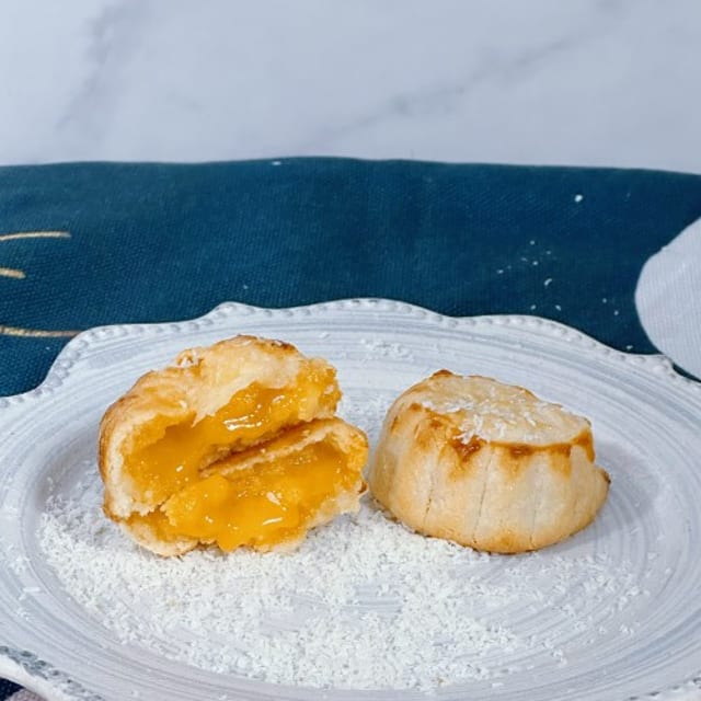 Coconut Lava Mooncake椰香奶黄流心月饼.